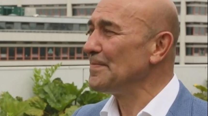 Arı belediye başkanını gözünden soktu