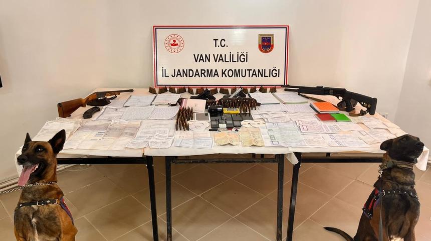 GÜNCELLEME - Van merkezli 4 ildeki tefecilik operasyonunda gözaltına alınan şüpheliler adliyeye sevk edildi