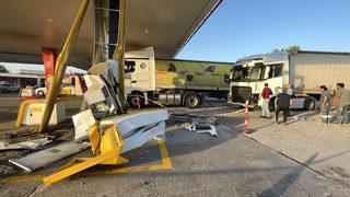 Kocaeli'de tır akaryakıt istasyonunun pompasına çarptı