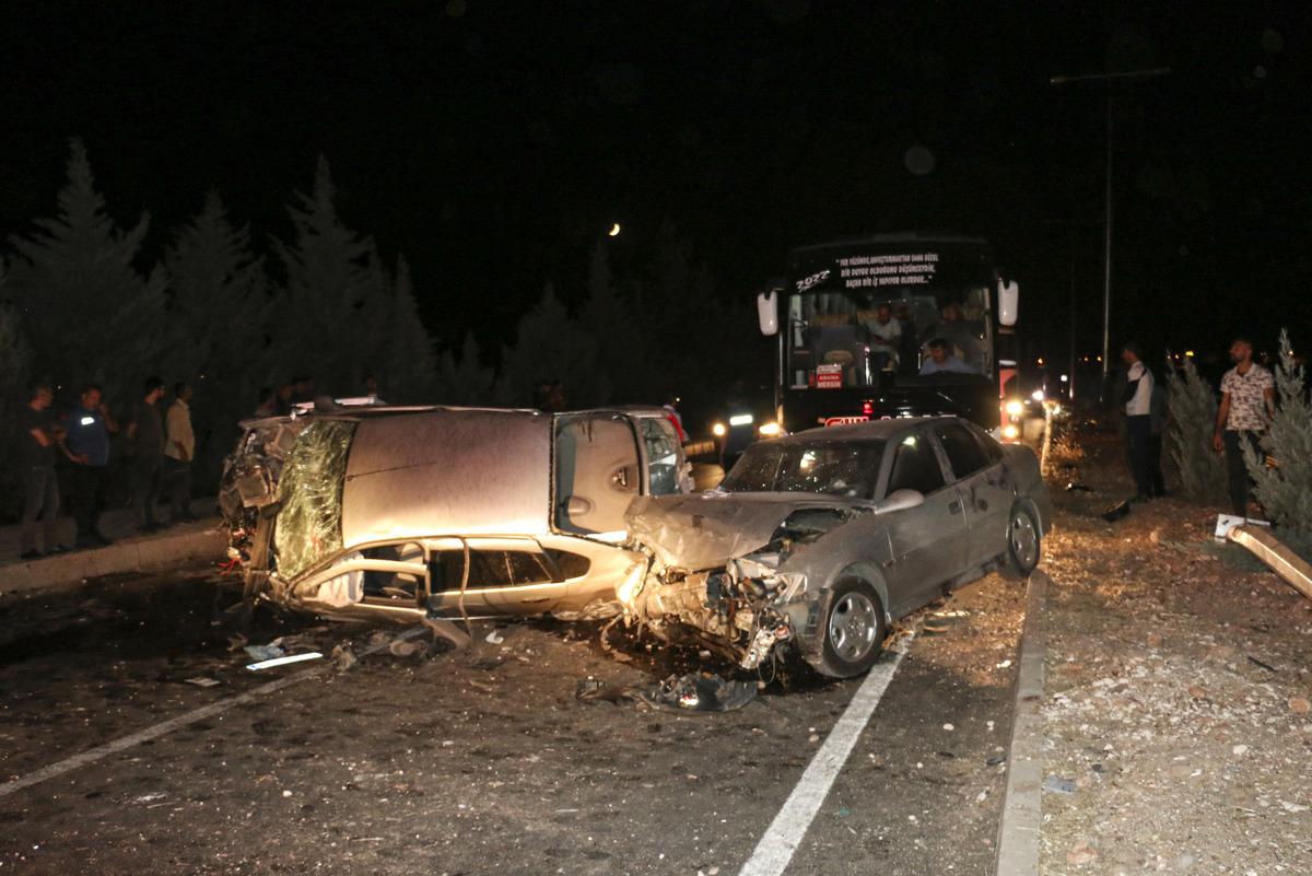 Adıyaman'da iki otomobilin &ccedil;arpışması sonucu 3 kişi yaralandı