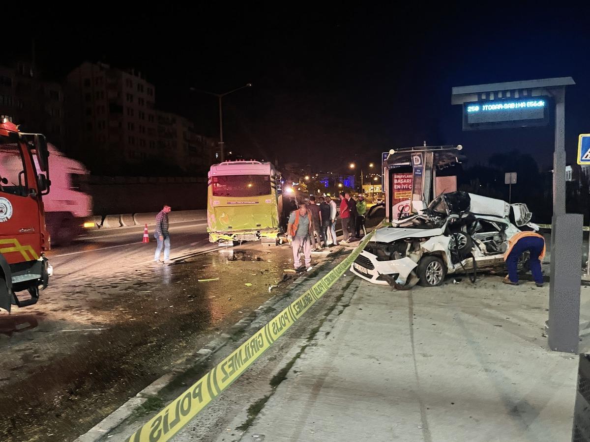 Kocaeli'de halk otob&uuml;s&uuml;ne ve durağa &ccedil;arpan otomobilin s&uuml;r&uuml;c&uuml;s&uuml; &ouml;ld&uuml;