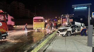 Kocaeli'de halk otobüsüne ve durağa çarpan otomobilin sürücüsü öldü