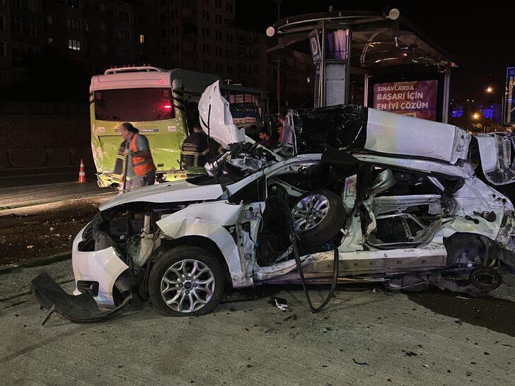 Kocaeli'de halk otobüsüne ve durağa çarpan otomobilin sürücüsü öldü G2