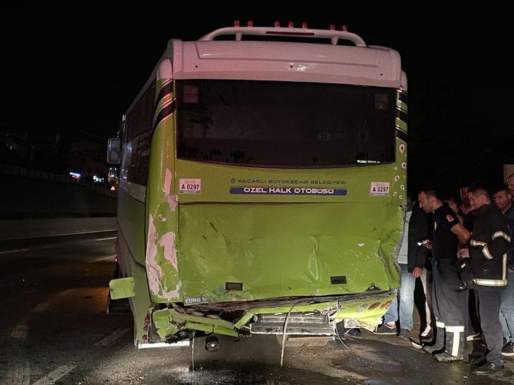 Kocaeli'de halk otobüsüne ve durağa çarpan otomobilin sürücüsü öldü G4