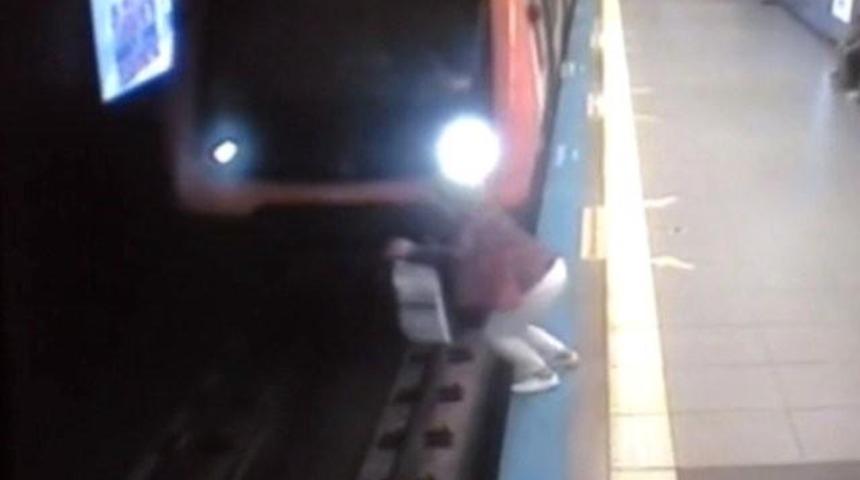 SON DAKİKA Metrob&uuml;s'te İntihar Dehşeti Saniye Saniye G&ouml;r&uuml;nt&uuml;lendi