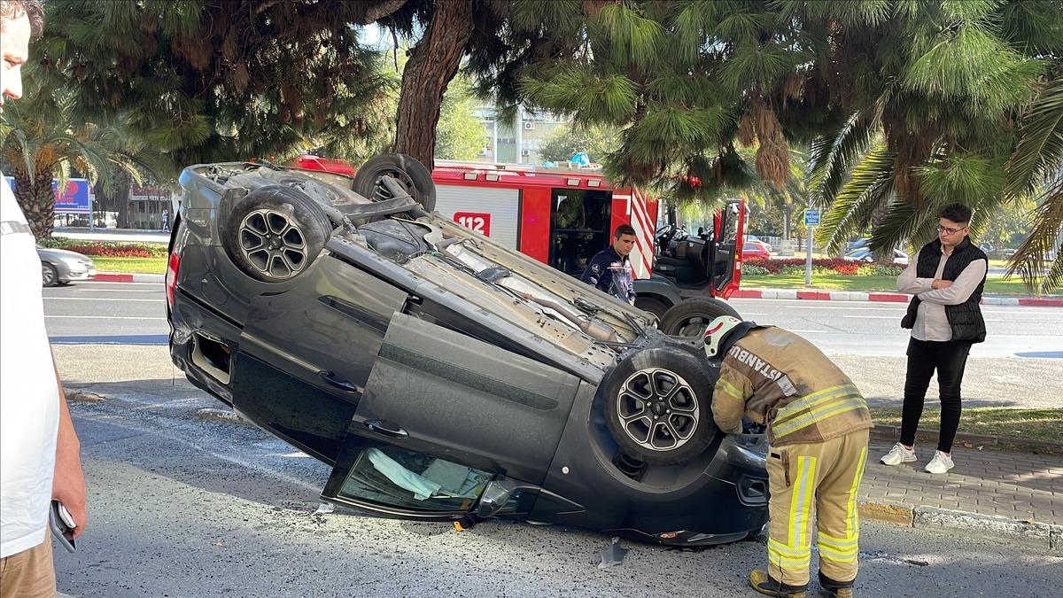Fatih'te bir araca ve aydınlatma direğine &ccedil;arpan otomobil ters d&ouml;nd&uuml;