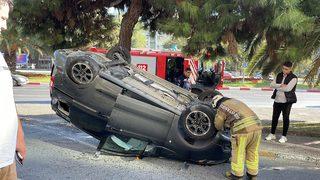 Fatih'te bir araca ve aydınlatma direğine çarpan otomobil ters döndü