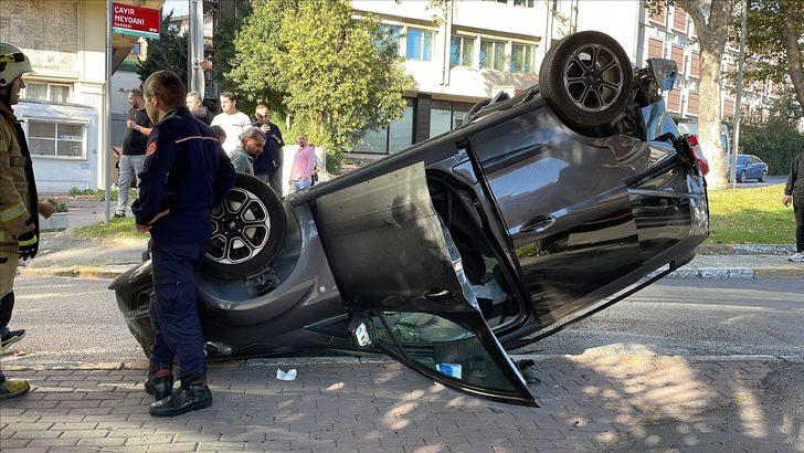 Fatih'te bir araca ve aydınlatma direğine çarpan otomobil ters döndü G2