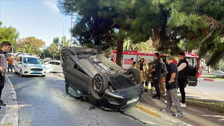 Fatih'te bir araca ve aydınlatma direğine çarpan otomobil ters döndü G3