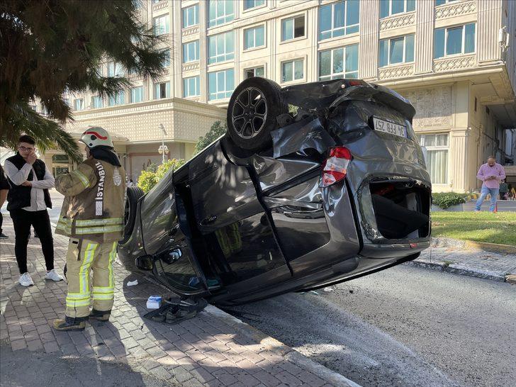 Fatih'te bir araca ve aydınlatma direğine çarpan otomobil ters döndü G4