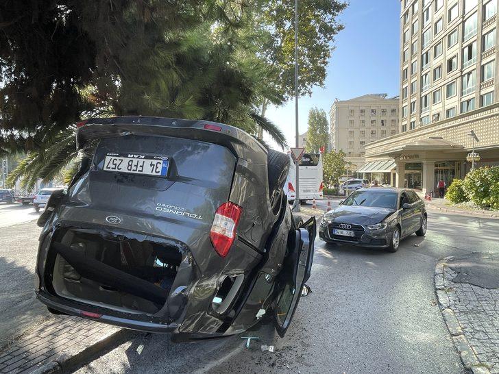 Fatih'te bir araca ve aydınlatma direğine çarpan otomobil ters döndü G5