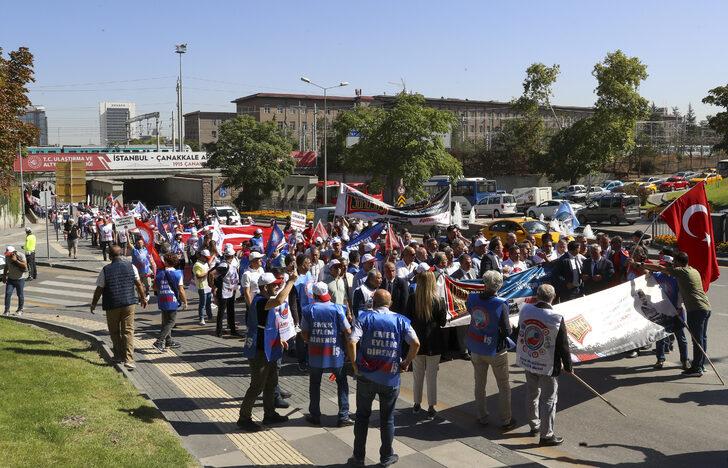 Eğitim-İş öğretmenlerle ilgili bazı düzenlemelerin geri çekilmesi talebiyle yürüyüş düzenledi G3