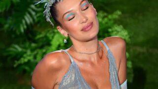 Bella Hadid podyuma yarı çıplak çıktı! Seyircilerin gözü önünde giydirdiler