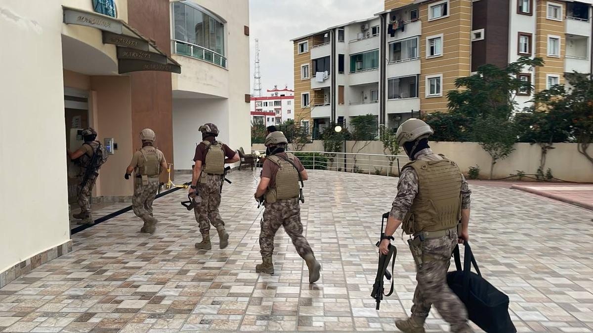Mersin'de &ccedil;ağrı merkezi kurarak Almanları dolandırdıkları iddiasıyla 30 ş&uuml;pheli yakalandı