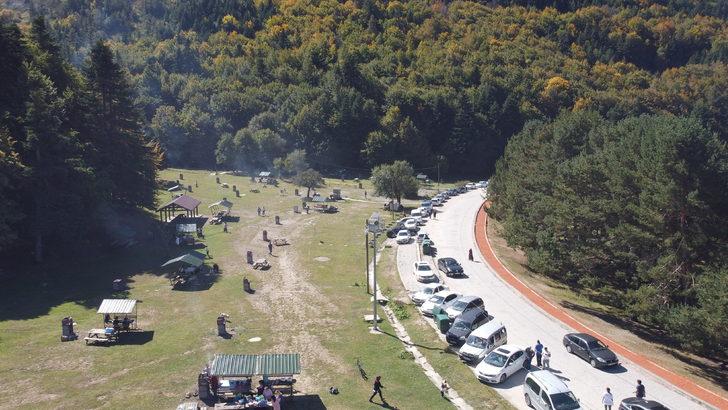 Hafta sonu güneşli havayı fırsat bilenler Abant'ta yoğunluk oluşturdu G1