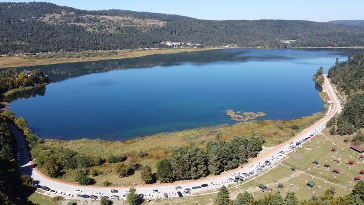 Hafta sonu güneşli havayı fırsat bilenler Abant'ta yoğunluk oluşturdu G3