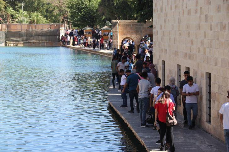 Güneydoğu'nun turizm merkezi Balıklıgöl'de hafta sonu yoğunluğu G2