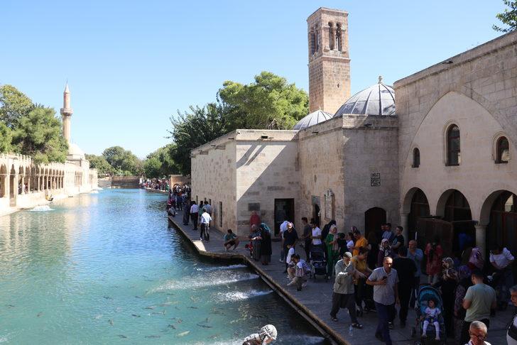 Güneydoğu'nun turizm merkezi Balıklıgöl'de hafta sonu yoğunluğu G3