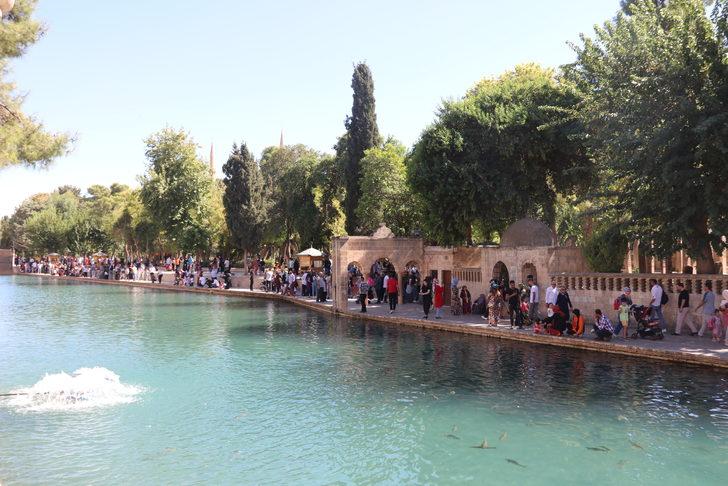 Güneydoğu'nun turizm merkezi Balıklıgöl'de hafta sonu yoğunluğu G4