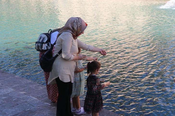 Güneydoğu'nun turizm merkezi Balıklıgöl'de hafta sonu yoğunluğu G5
