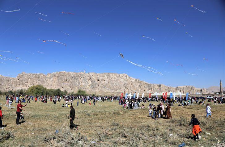 Çocukların uçurduğu uçurtmalar Van'ın semalarını renklendirdi G1