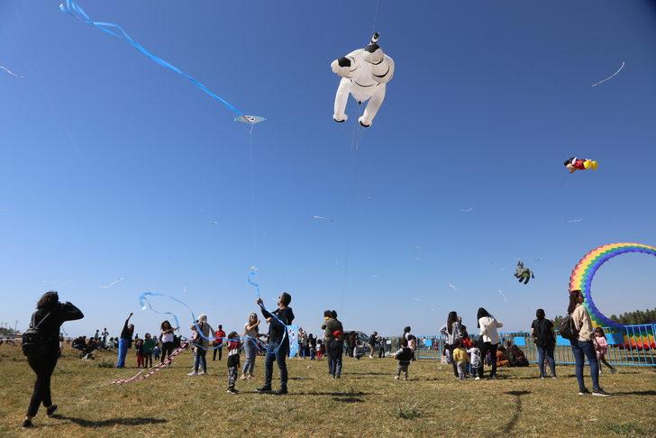 Çocukların uçurduğu uçurtmalar Van'ın semalarını renklendirdi G2