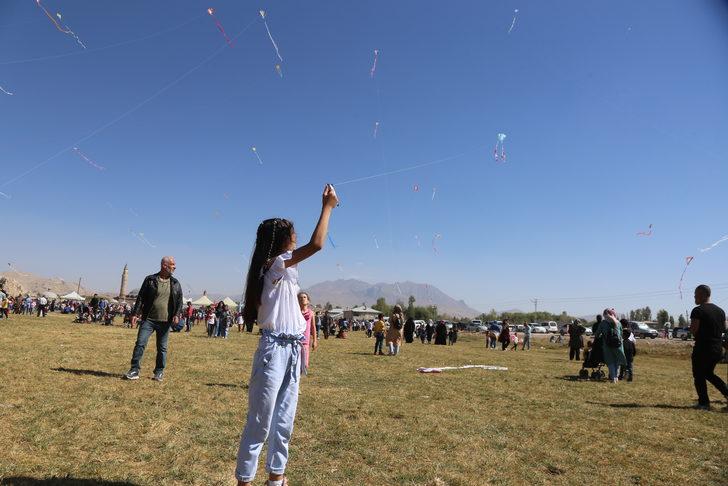 Çocukların uçurduğu uçurtmalar Van'ın semalarını renklendirdi G4
