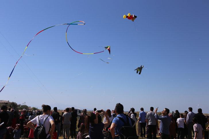 Çocukların uçurduğu uçurtmalar Van'ın semalarını renklendirdi G5