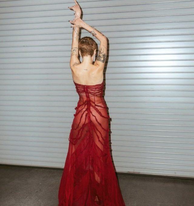 Halsey iç gösteren elbisesiyle Instagram'ı salladı! Arkasını dönük pozuna beğeni yağdı