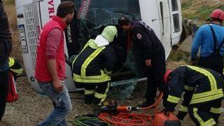Honaz'da midibüs devrildi: 2 ölü, 19 yaralı