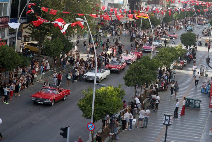 Ünlüler geçidi... Altın Portakal 2 yıl aranın ardından kortejle başladı! Aracı bakın kim kullandı G1