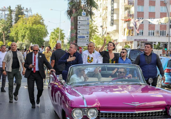 Ünlüler geçidi... Altın Portakal 2 yıl aranın ardından kortejle başladı! Aracı bakın kim kullandı G3