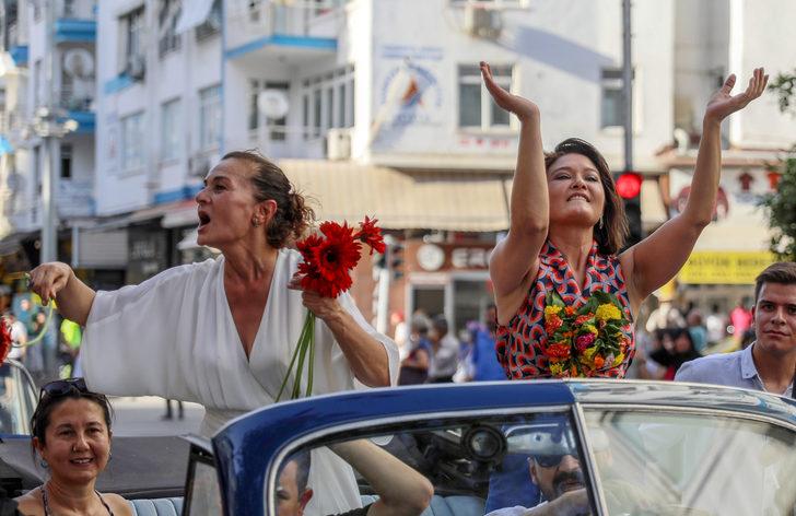 Ünlüler geçidi... Altın Portakal 2 yıl aranın ardından kortejle başladı! Aracı bakın kim kullandı G4
