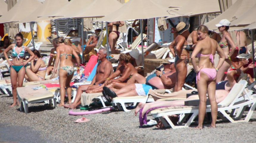 Antalya 45 dereceyi gördü! Yerlisi de yabancısı da sahillere akın etti: Daha kış gelmemiş 