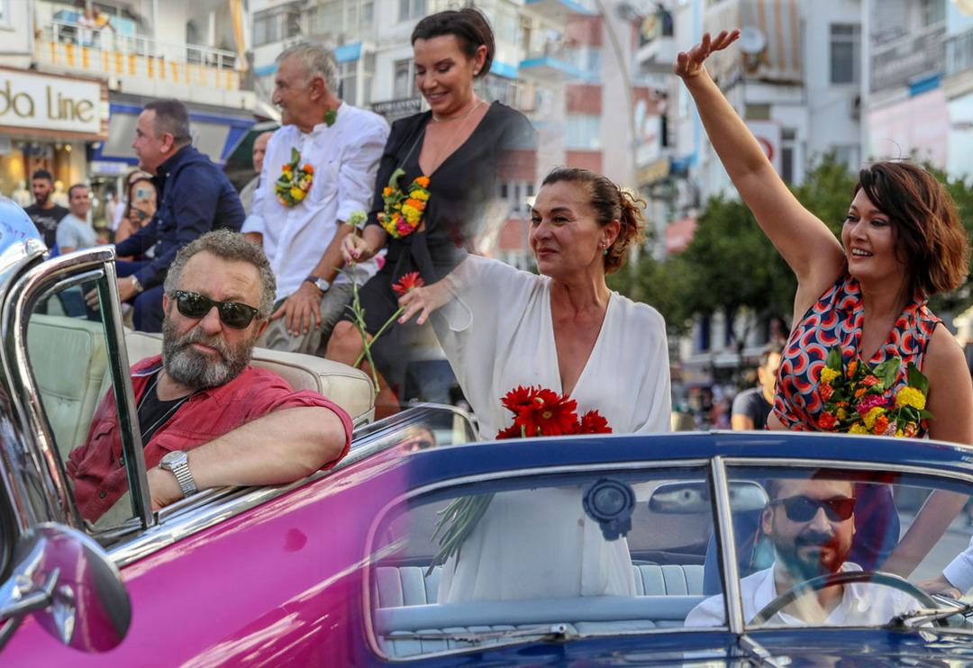 &Uuml;nl&uuml;ler ge&ccedil;idi... Altın Portakal 2 yıl aranın ardından kortejle başladı! Aracı bakın kim kullandı