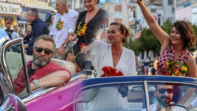 Ünlüler geçidi... Altın Portakal 2 yıl aranın ardından kortejle başladı! Aracı bakın kim kullandı