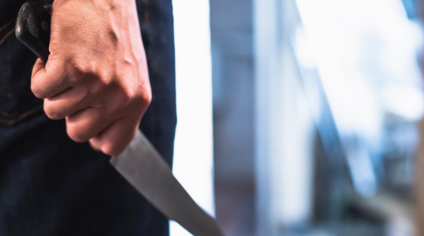 Kan donduran olay! Kadın öğretmen hayatının şokunu yaşadı... Evine hırsız girdi, boynundan bıçaklandı