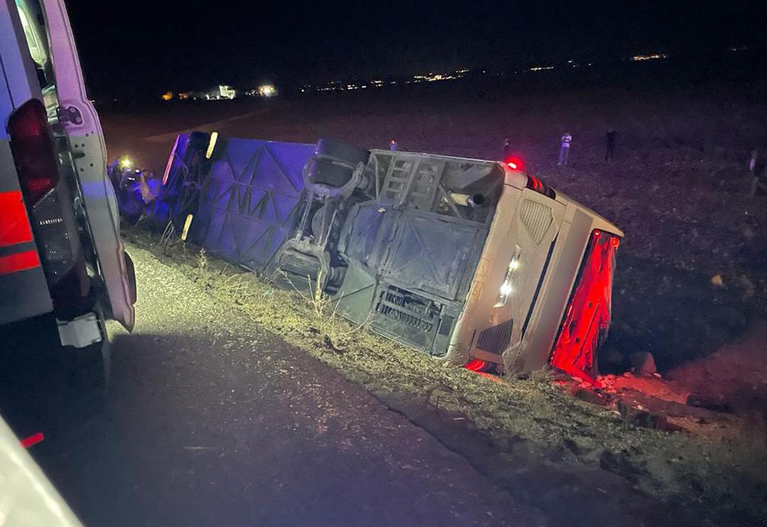 Feci kaza! Yolcu otob&uuml;s&uuml; ve kamyonet şarampole devrildi: Yaralılar var