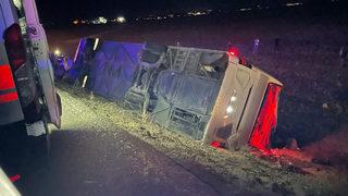 Feci kaza! Yolcu otobüsü ve kamyonet şarampole devrildi: Yaralılar var