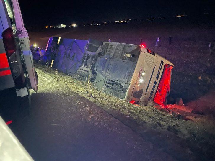 GÜNCELLEME - Şanlıurfa'da yolcu otobüsüyle kamyonet şarampole devrildi, 25 kişi yaralandı G2