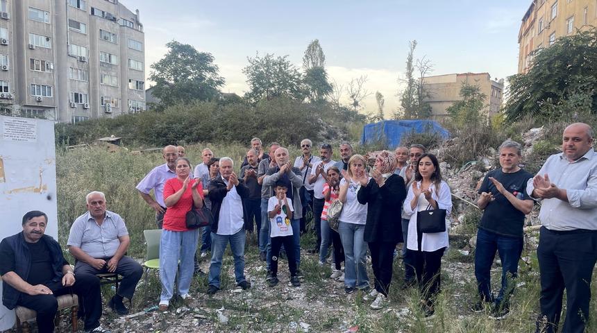 Kağıthane'de bir grup, yıkılan evlerinin yenilenmesi yardım bekliyor