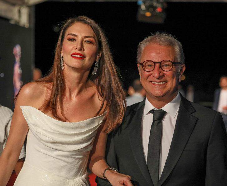 Tişörtündeki yazı kırmızı halıya damga vurdu! Birbirinden ünlü isimlerin katıldığı Altın Portakal'ın açılış gecesi G5