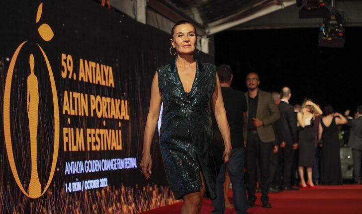 Tişörtündeki yazı kırmızı halıya damga vurdu! Birbirinden ünlü isimlerin katıldığı Altın Portakal'ın açılış gecesi G3