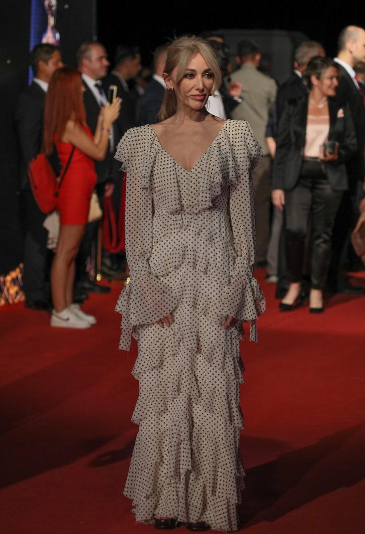 Tişörtündeki yazı kırmızı halıya damga vurdu! Birbirinden ünlü isimlerin katıldığı Altın Portakal'ın açılış gecesi G4