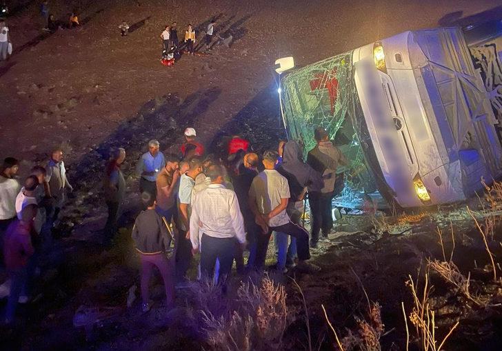 Feci kaza! Yolcu otobüsü ve kamyonet şarampole devrildi: Yaralılar var G4