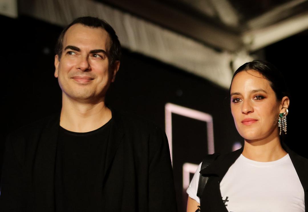 Tiş&ouml;rt&uuml;ndeki yazı kırmızı halıya damga vurdu! Birbirinden &uuml;nl&uuml; isimlerin katıldığı Altın Portakal'ın a&ccedil;ılış gecesi