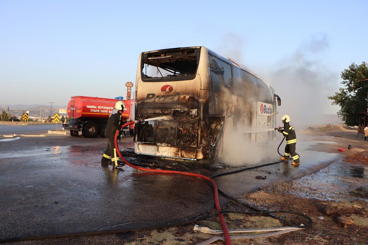 Manisa'da yolcu otob&uuml;s&uuml; seyir halindeyken alev aldı