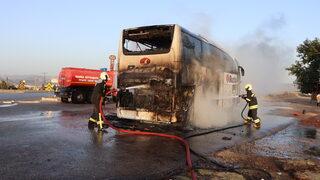 Manisa'da yolcu otobüsü seyir halindeyken alev aldı