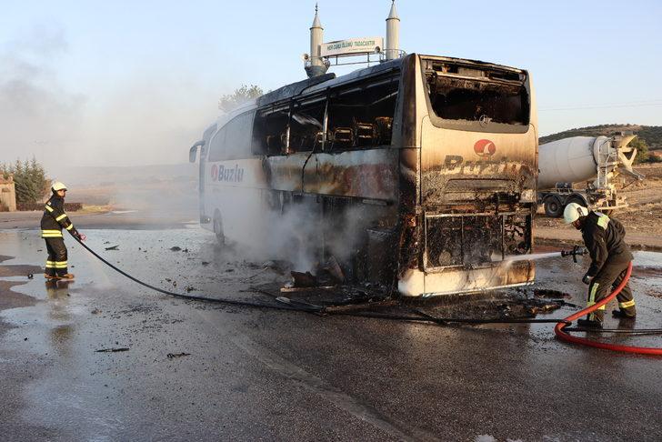 Manisa'da yolcu otobüsü seyir halindeyken alev aldı G2