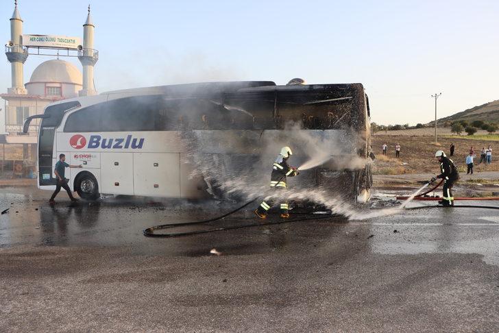 Manisa'da yolcu otobüsü seyir halindeyken alev aldı G3